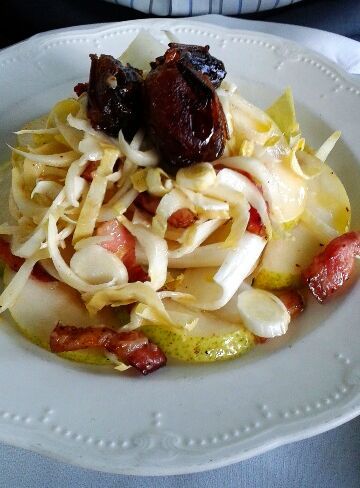 Salad with figs on endive with pears